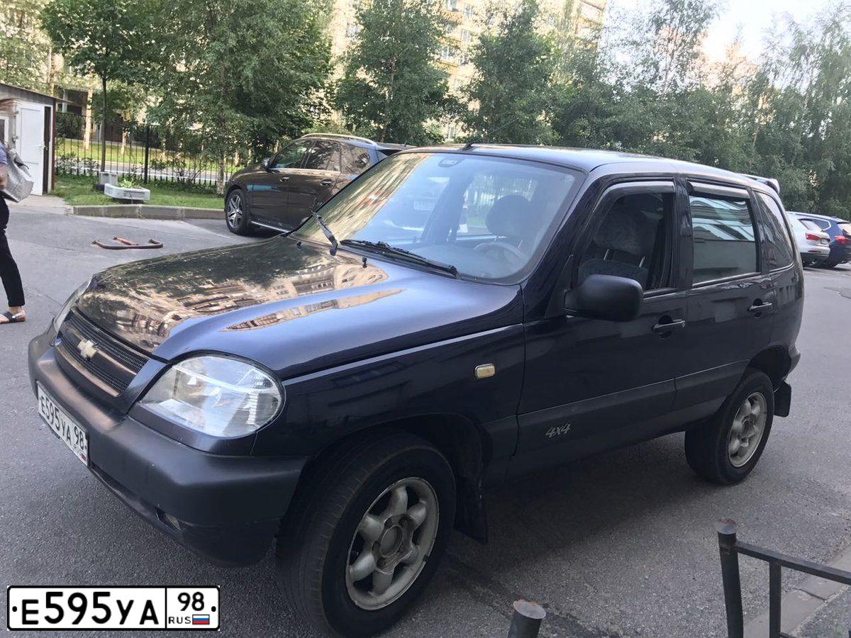 Фото автомобиля CHEVROLET NIVA, 2004 — госномер Е595УА98. Цвет: ТЕМНО-СИНИЙ