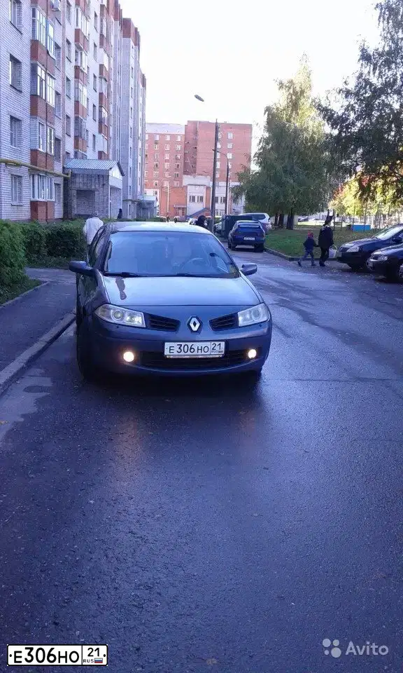 Фото автомобиля RENAULT MEGANE, 2006 — госномер Е306НО21. Цвет: Серый