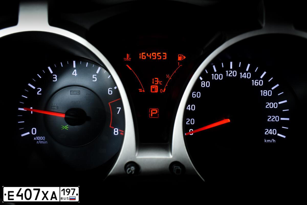 Фото автомобиля NISSAN NOTE, 2007 — госномер М795УМ177. Цвет: СЕРЫЙ