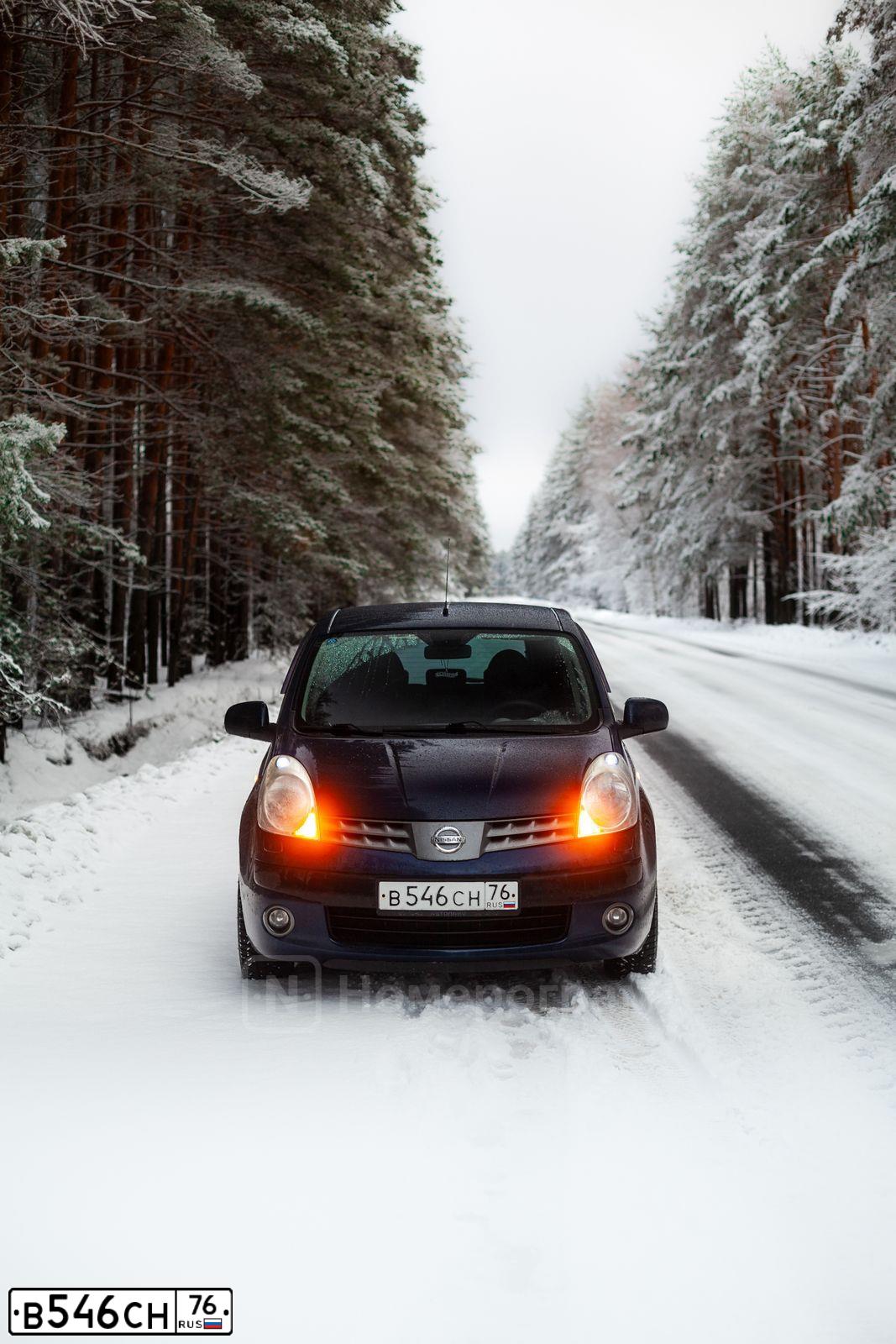 Фото автомобиля NISSAN NOTE, 2007 — госномер В546СН76. Цвет: ТЕМНО-СИНИЙ