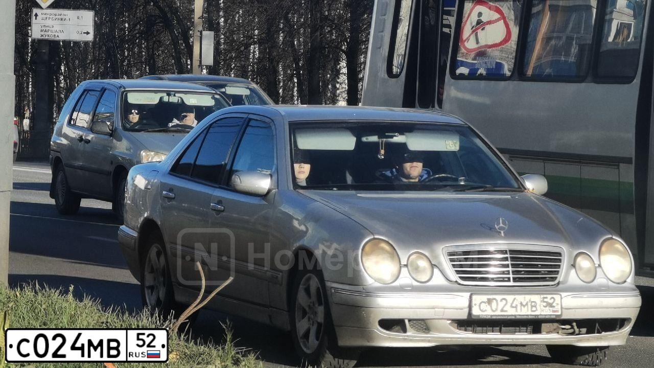 Фото автомобиля MERCEDES E-KLASSE, 2000 — госномер С024МВ52. Цвет: СВЕТЛО-СЕРЫЙ