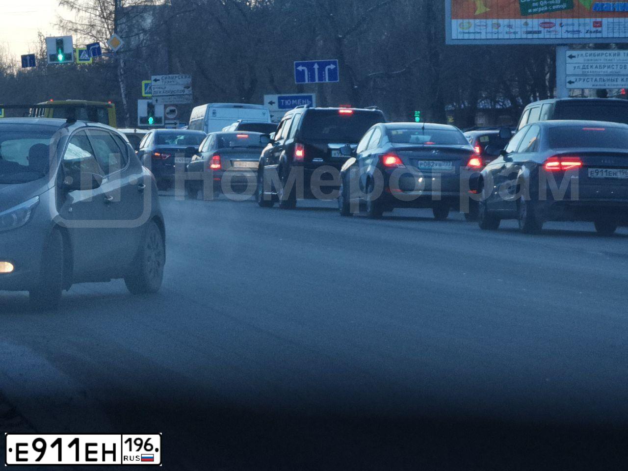 Фото автомобиля AUDI A4, 2015 — госномер Е444КР96. Цвет: СЕРО - СИНИЙ
