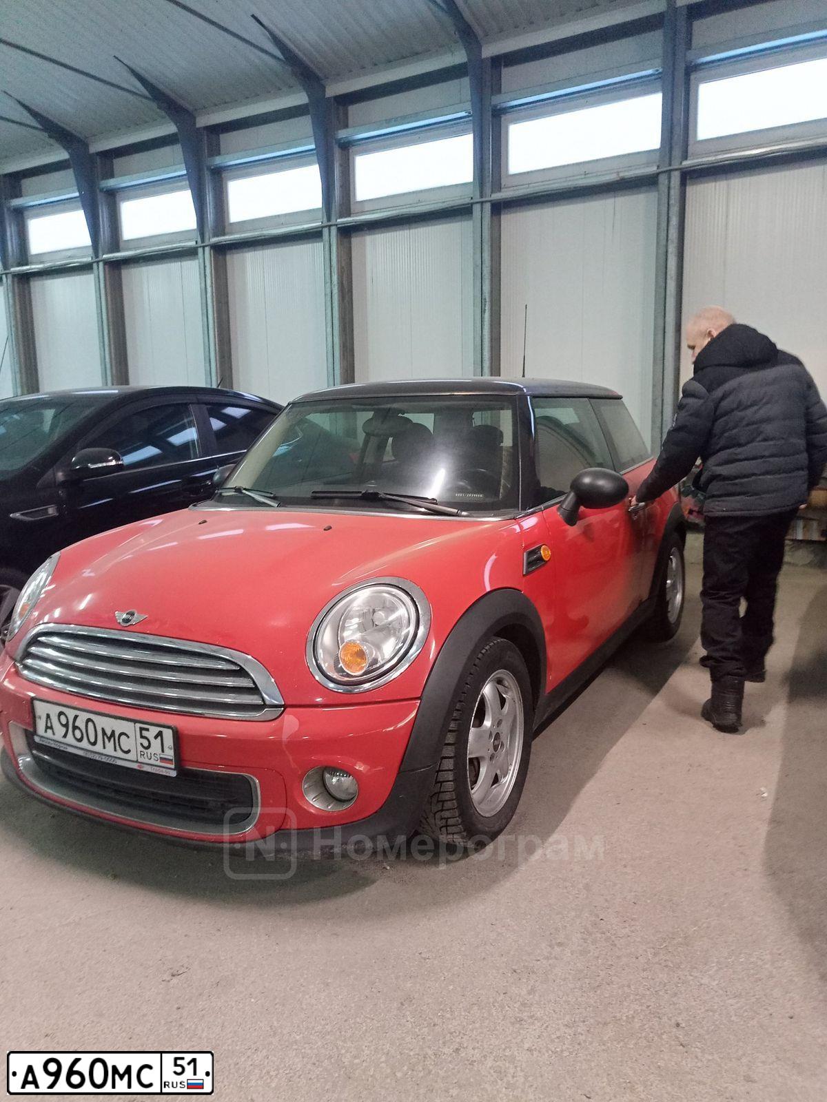 Фото автомобиля MINI МИНИ ONE 1 6I, 2010 — госномер А960МС51. Цвет: КРАСНЫЙ