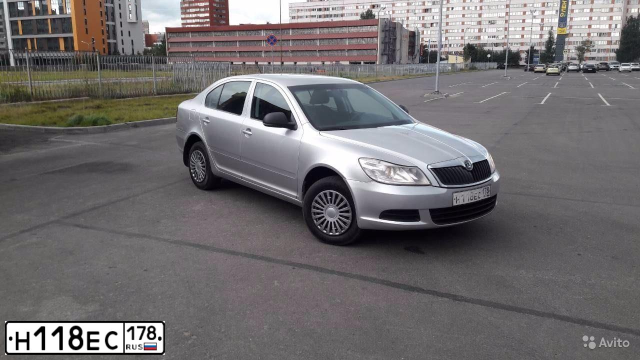 Фото автомобиля SKODA OCTAVIA, 2012 — госномер Е960ХА35. Цвет: серебристый