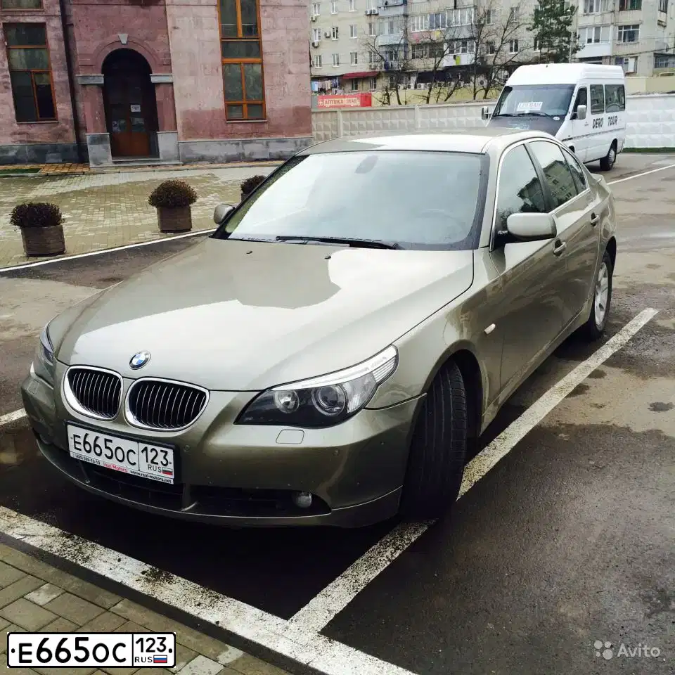 Фото автомобиля BMW 525IA, 2006 — госномер Н683НВ01. Цвет: ОЛИВКОВЫЙ