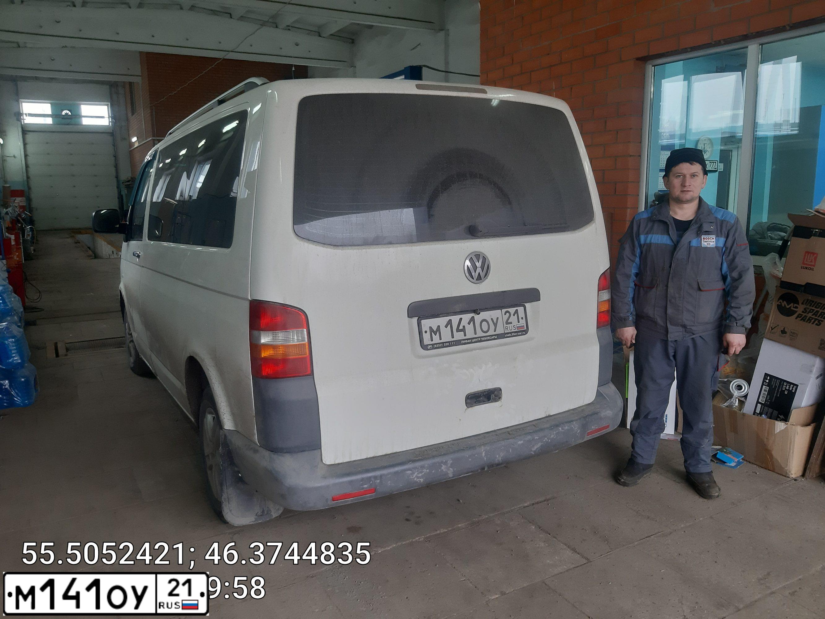 Фото автомобиля VOLKSWAGEN TRANSPORTER, 2009 — госномер В148УМ21. Цвет: Белый
