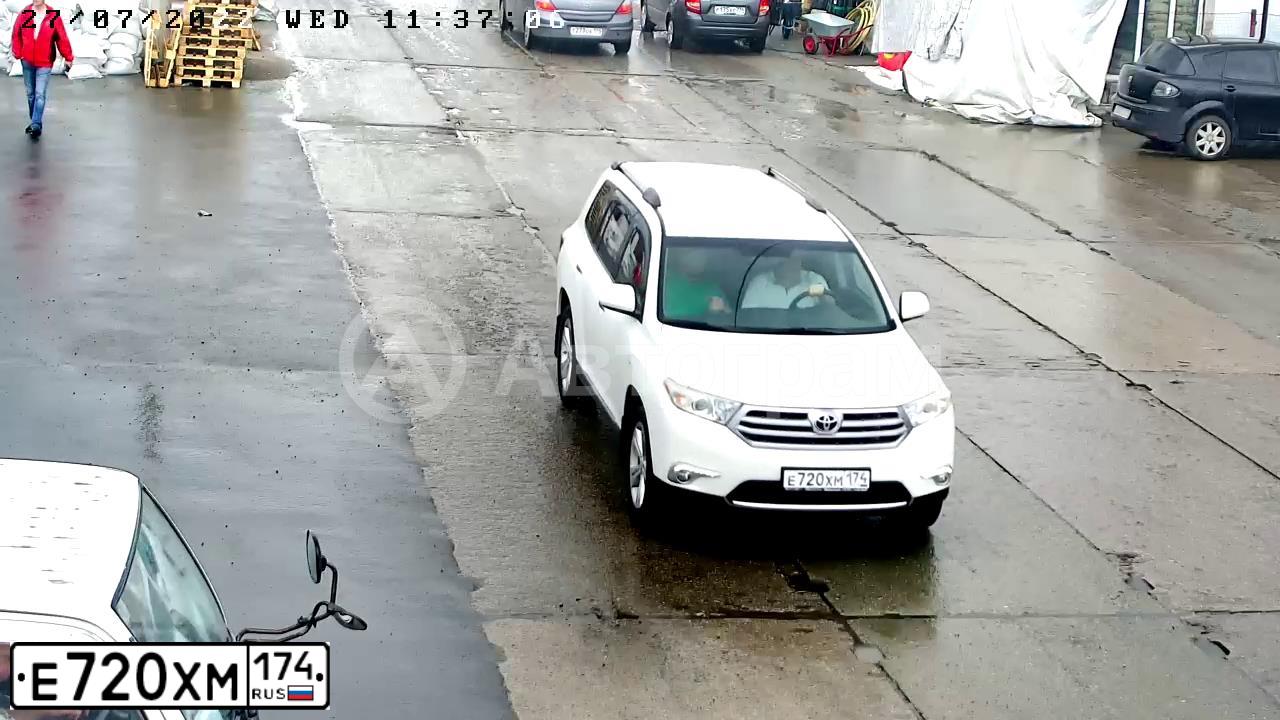 Фото автомобиля TOYOTA HIGHLANDER, 2012 — госномер Е720ХМ74. Цвет: Белый