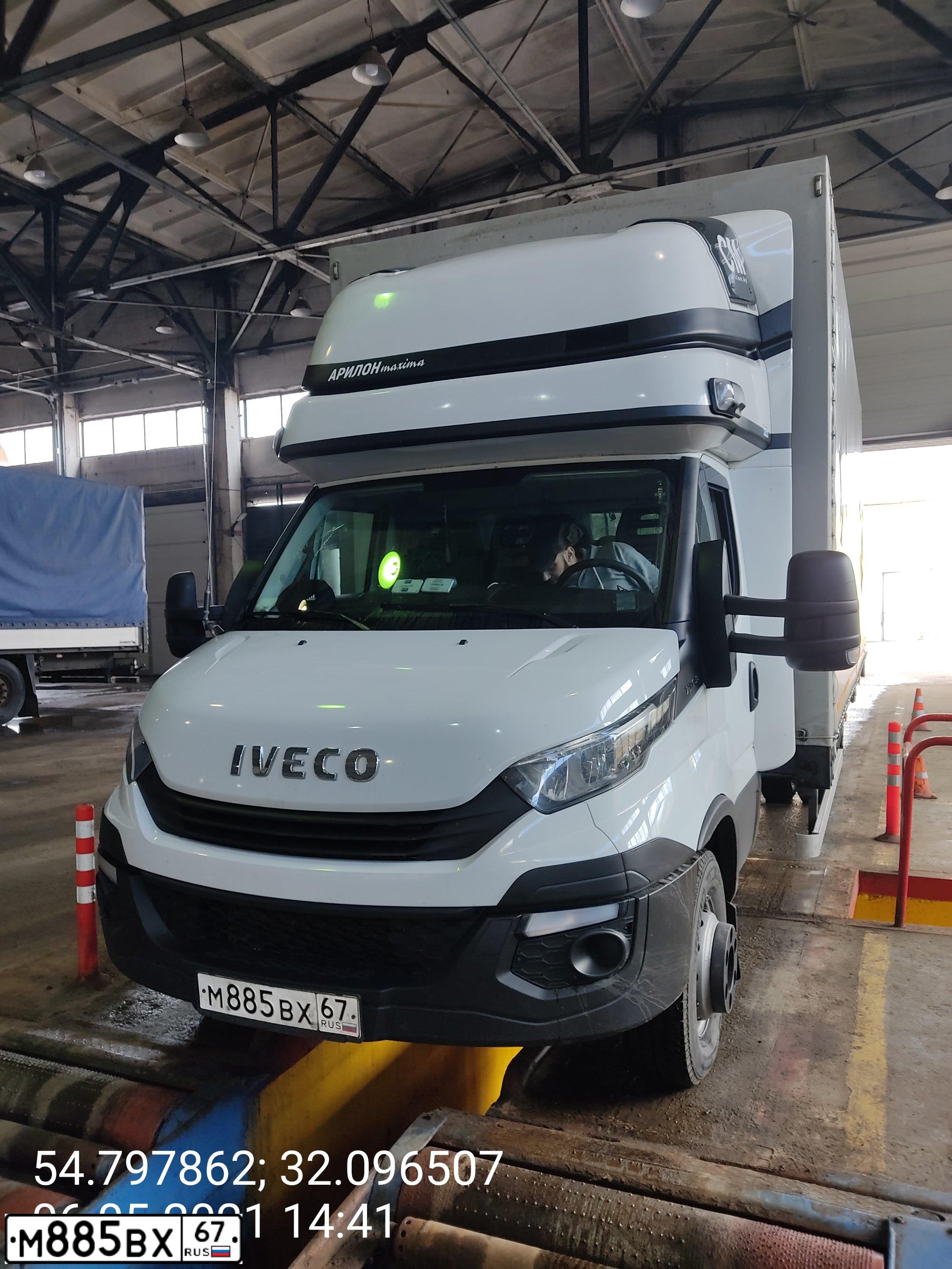 Фото автомобиля IVECO DAILY, 2020 — госномер М885ВХ67. Цвет: Белый