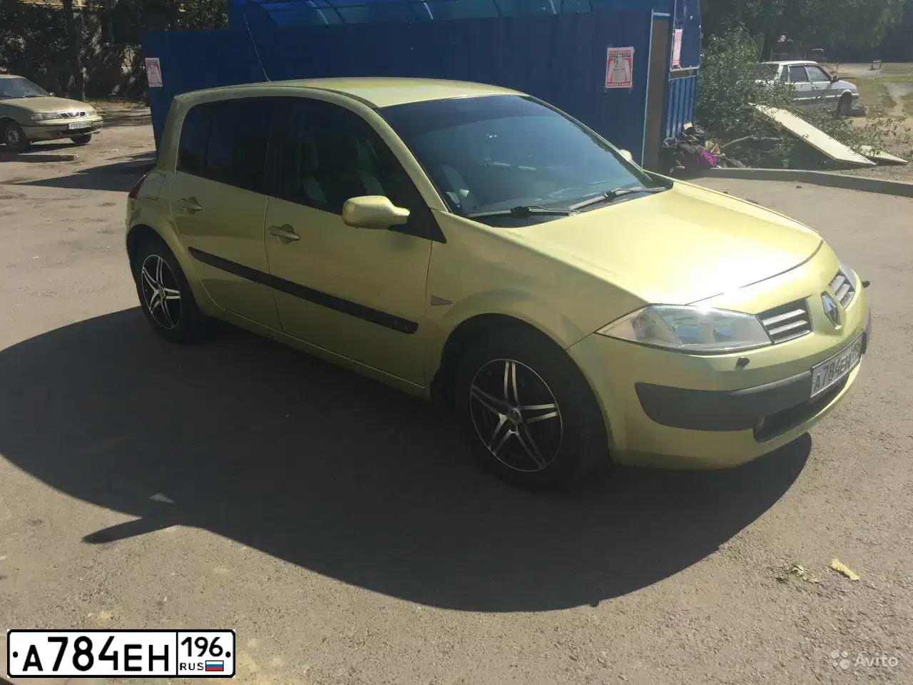 Фото автомобиля RENAULT MEGANE, 2004 — госномер Н864УМ196. Цвет: ЖЕЛТО-ЗЕЛЕНЫЙ