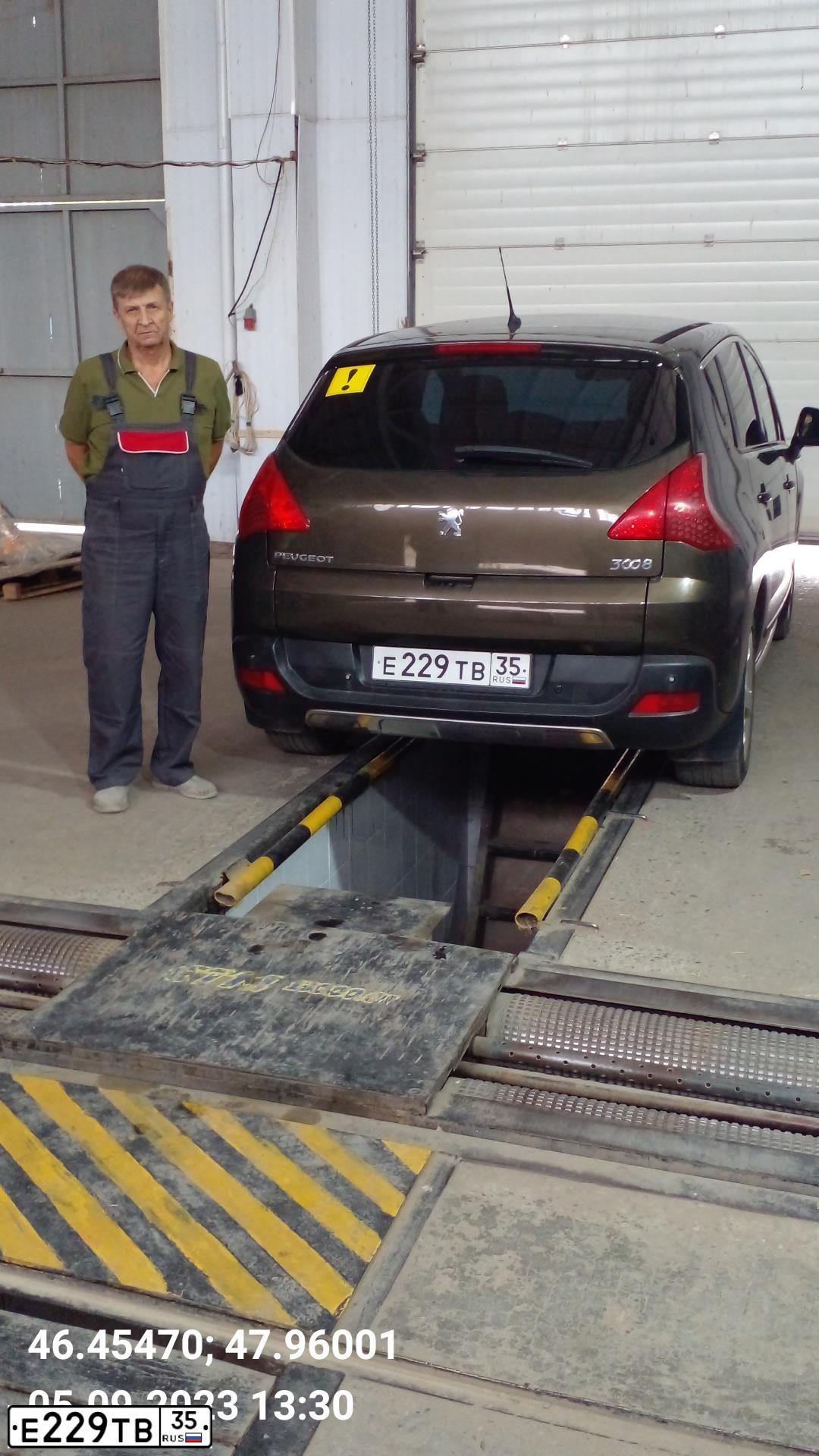Фото автомобиля PEUGEOT 3008, 2010 — госномер Е229ТВ35. Цвет: КОРИЧНЕВЫЙ