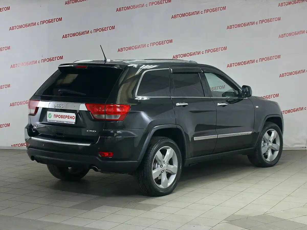 Фото автомобиля JEEP GRAND CHEROKEE, 2011 — госномер Е840УК702. Цвет: ЧЕРНЫЙ