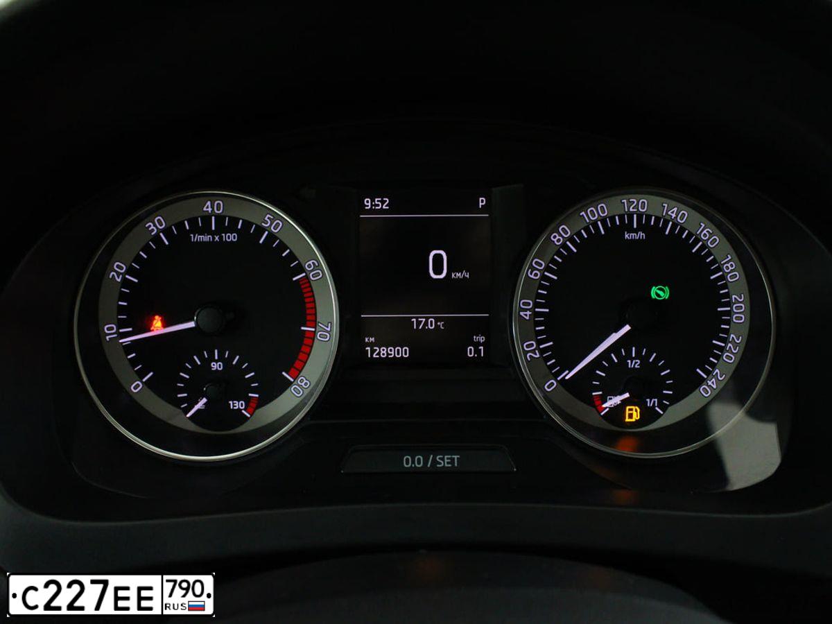 Фото автомобиля SKODA RAPID, 2018 — госномер У202ЕА977. Цвет: ЯРКО-СИНИЙ