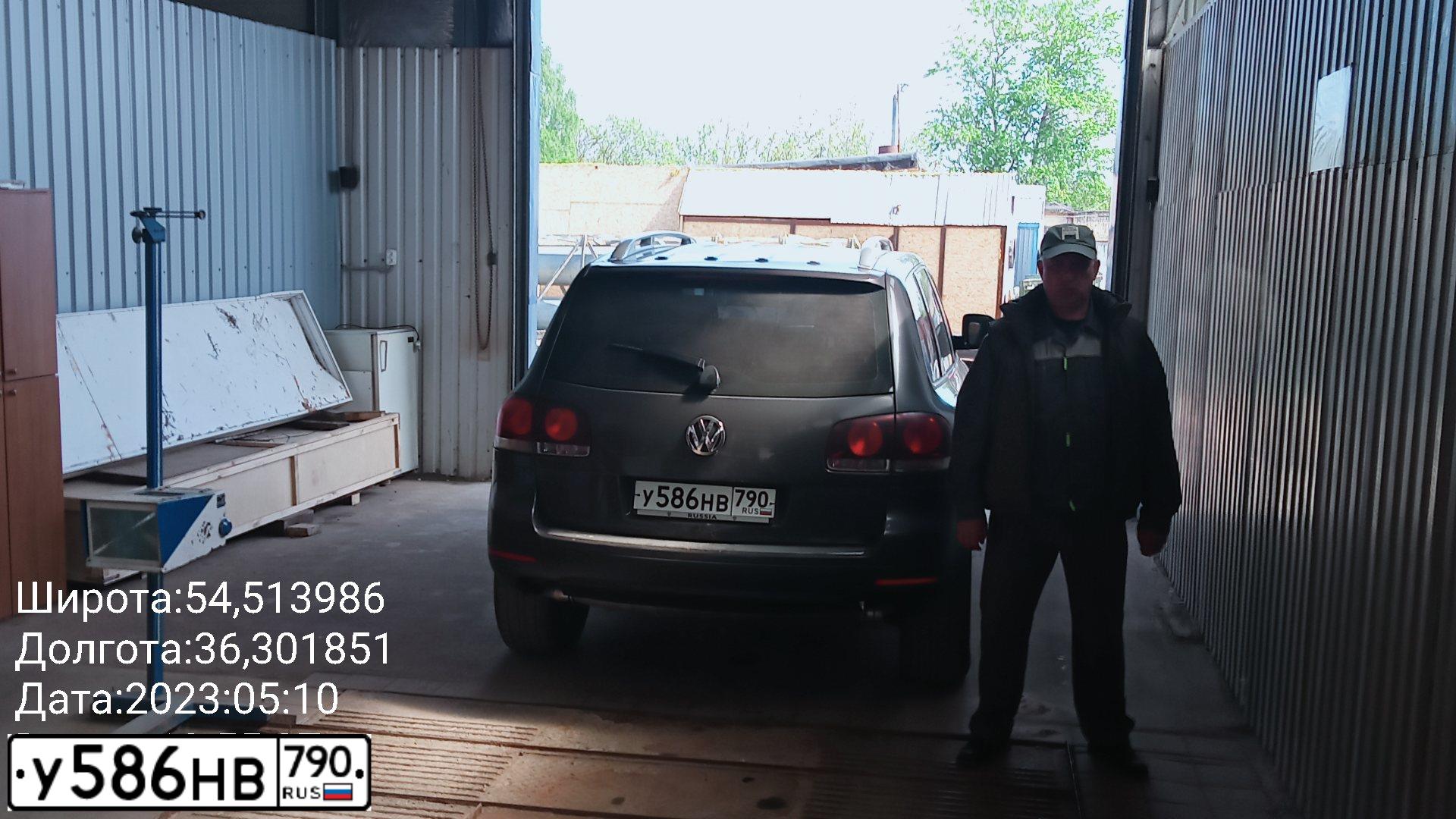 Фото автомобиля VOLKSWAGEN TOUAREG, 2007 — госномер С779ВК40. Цвет: ЧЕРНО-СЕРЫЙ