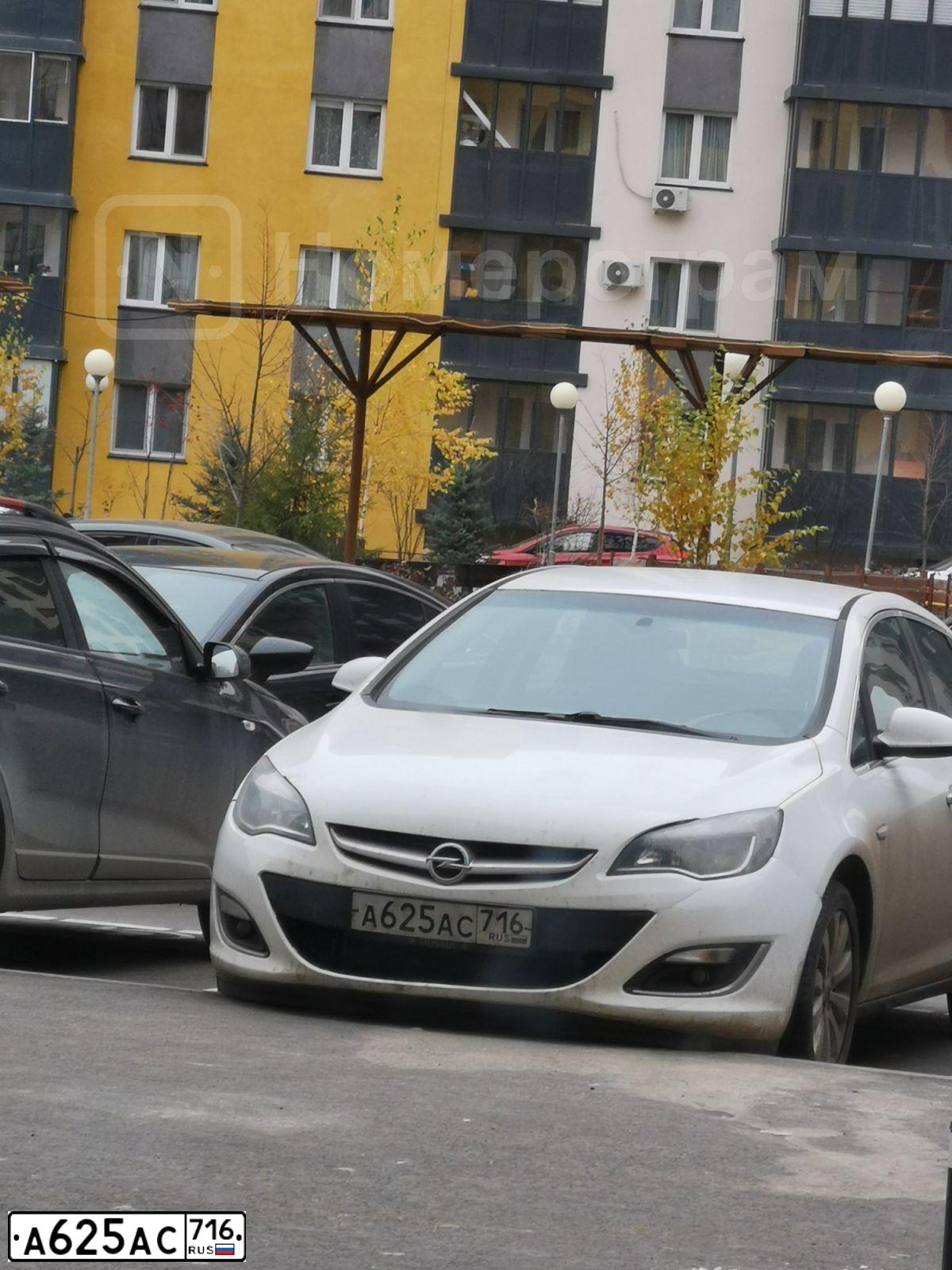 Фото автомобиля OPEL ASTRA, 2013 — госномер А625АС716. Цвет: Белый