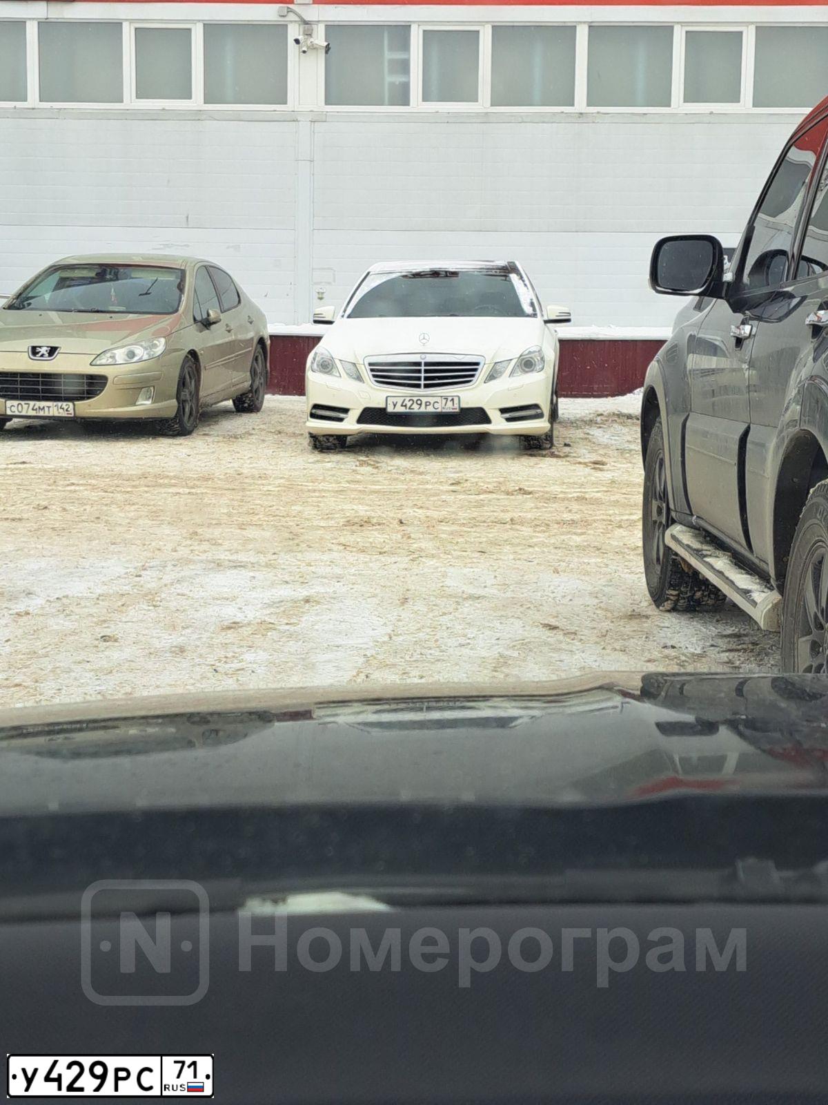 Фото автомобиля MERCEDES E-KLASSE, 2012 — госномер У429РС71. Цвет: Белый