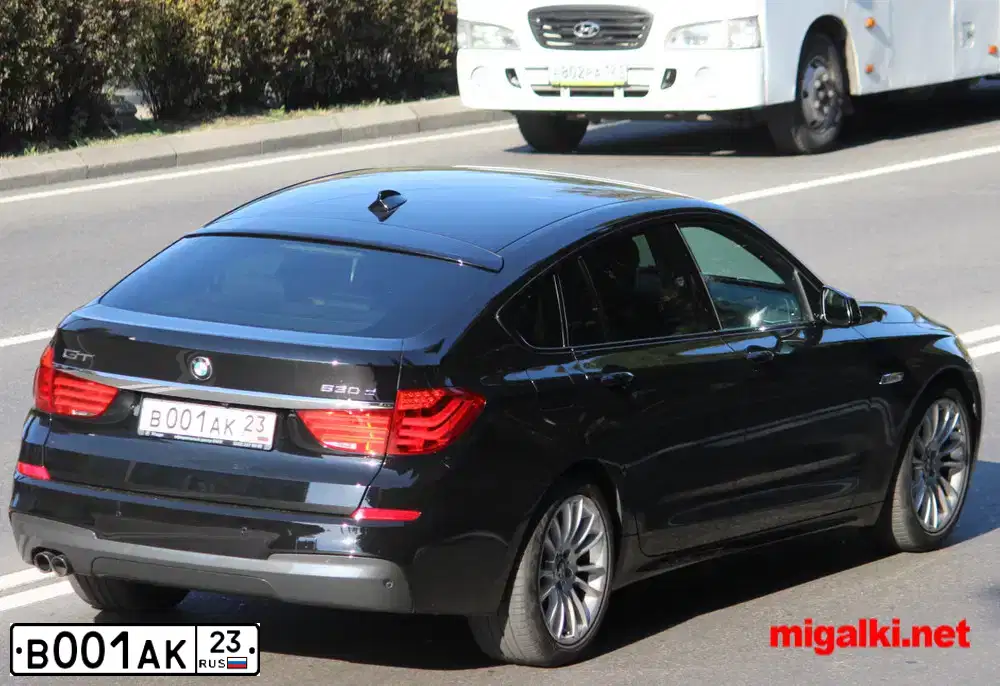 Фото автомобиля BMW SERIE 1, 2009 — госномер В001АК23. Цвет: БЕЛЫЙ