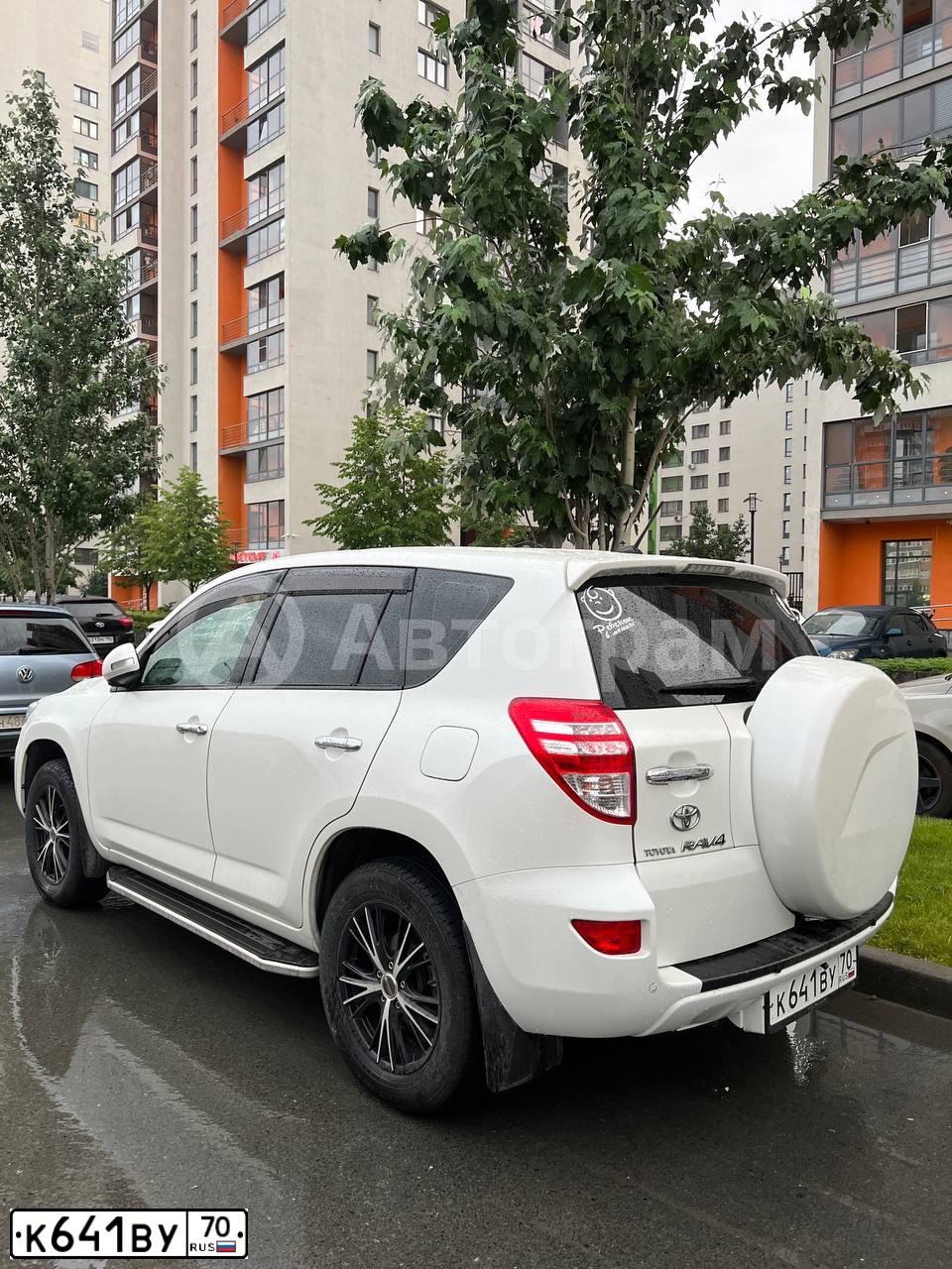 Фото автомобиля TOYOTA RAV4, 2011 — госномер К641ВУ70. Цвет: Белый