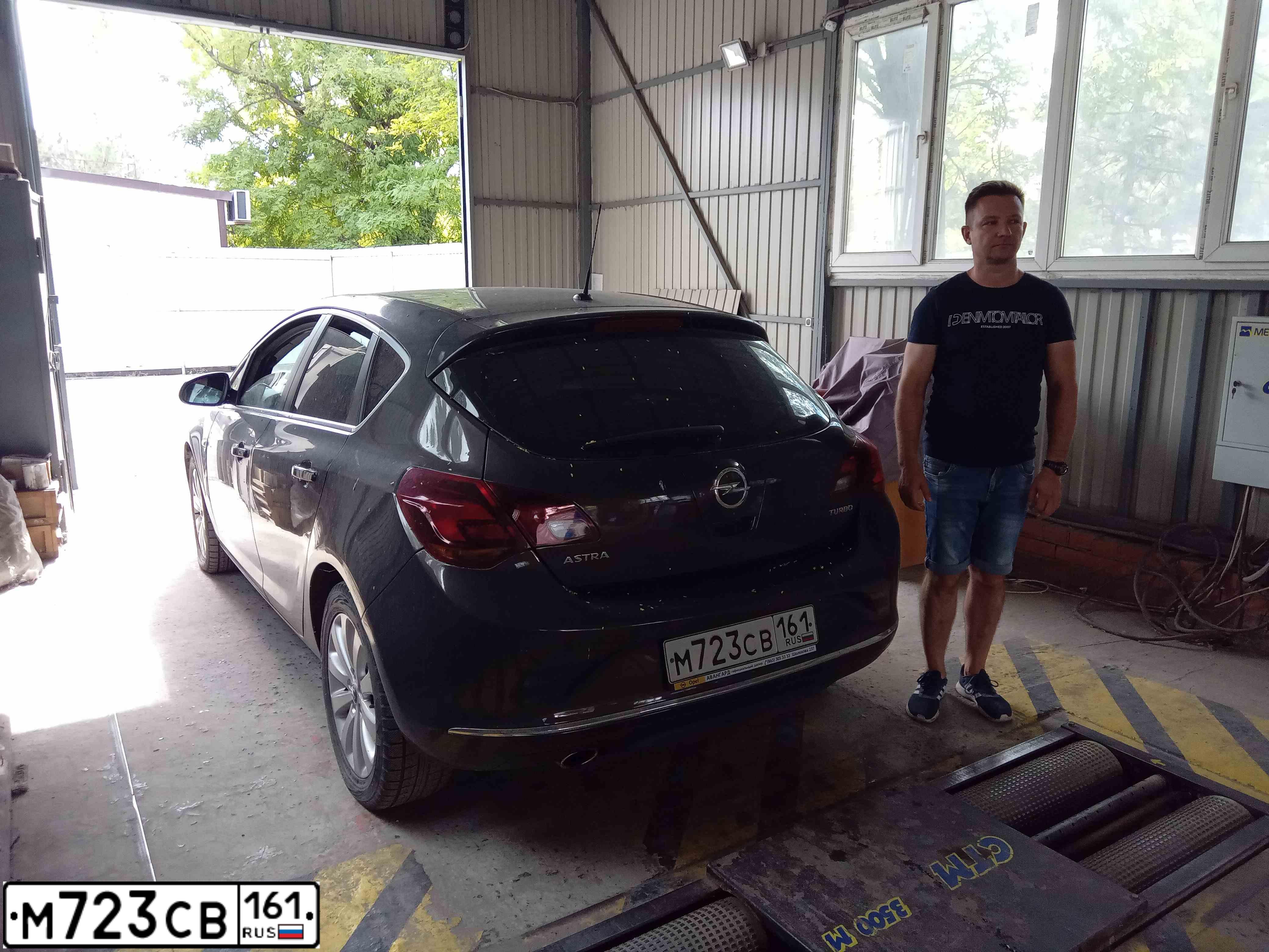 Фото автомобиля OPEL ASTRA, 2012 — госномер К124НС761. Цвет: СЕРЫЙ