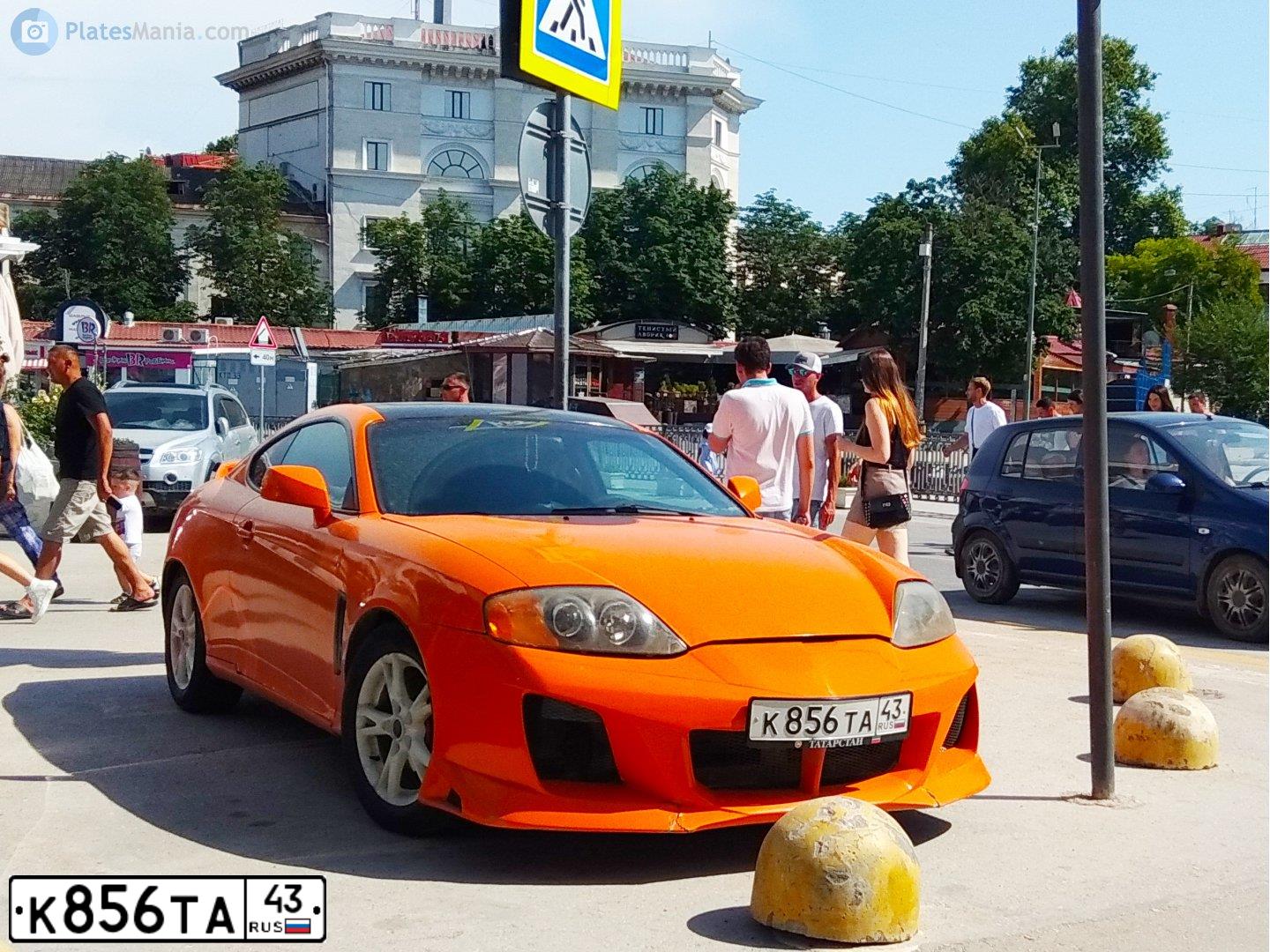 Фото автомобиля HYUNDAI TIBURON, 2002 — госномер В747СР43. Цвет: ОРАНЖЕВЫЙ