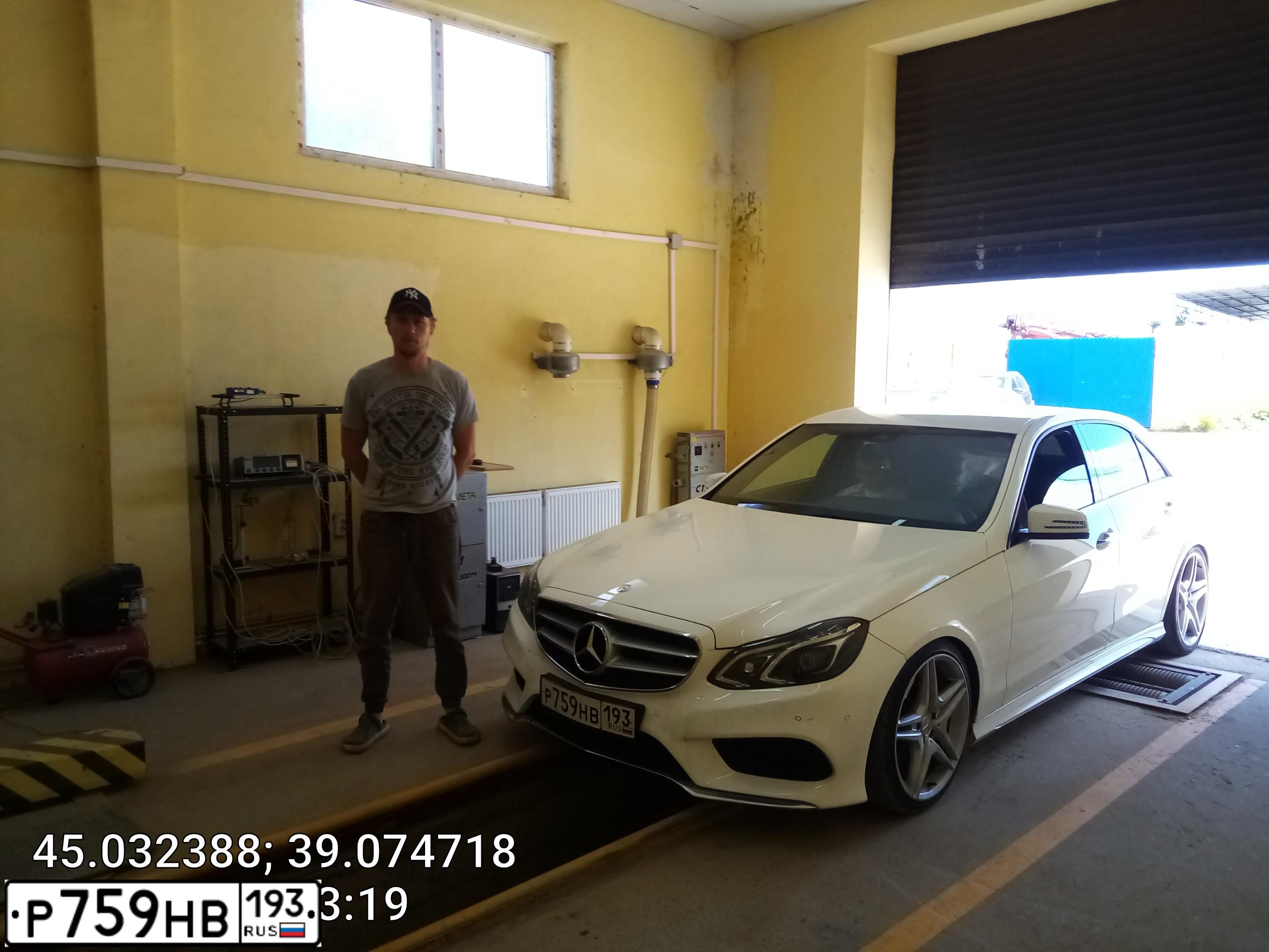 Фото автомобиля MERCEDES-BENZ E200, 2013 — госномер Е792УМ193. Цвет: Белый