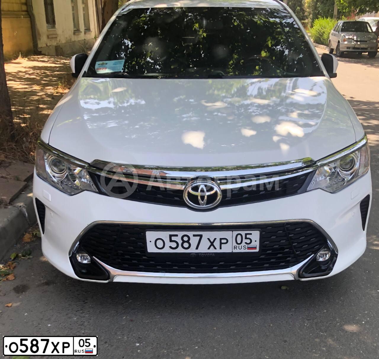 Фото автомобиля TOYOTA CAMRY, 2012 — госномер Х017ХА05. Цвет: Белый
