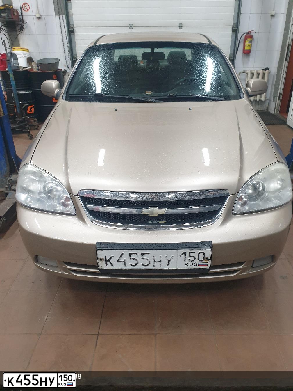 Фото автомобиля CHEVROLET LACETTI, 2007 — госномер Е484РР799. Цвет: БЕЖЕВЫЙ