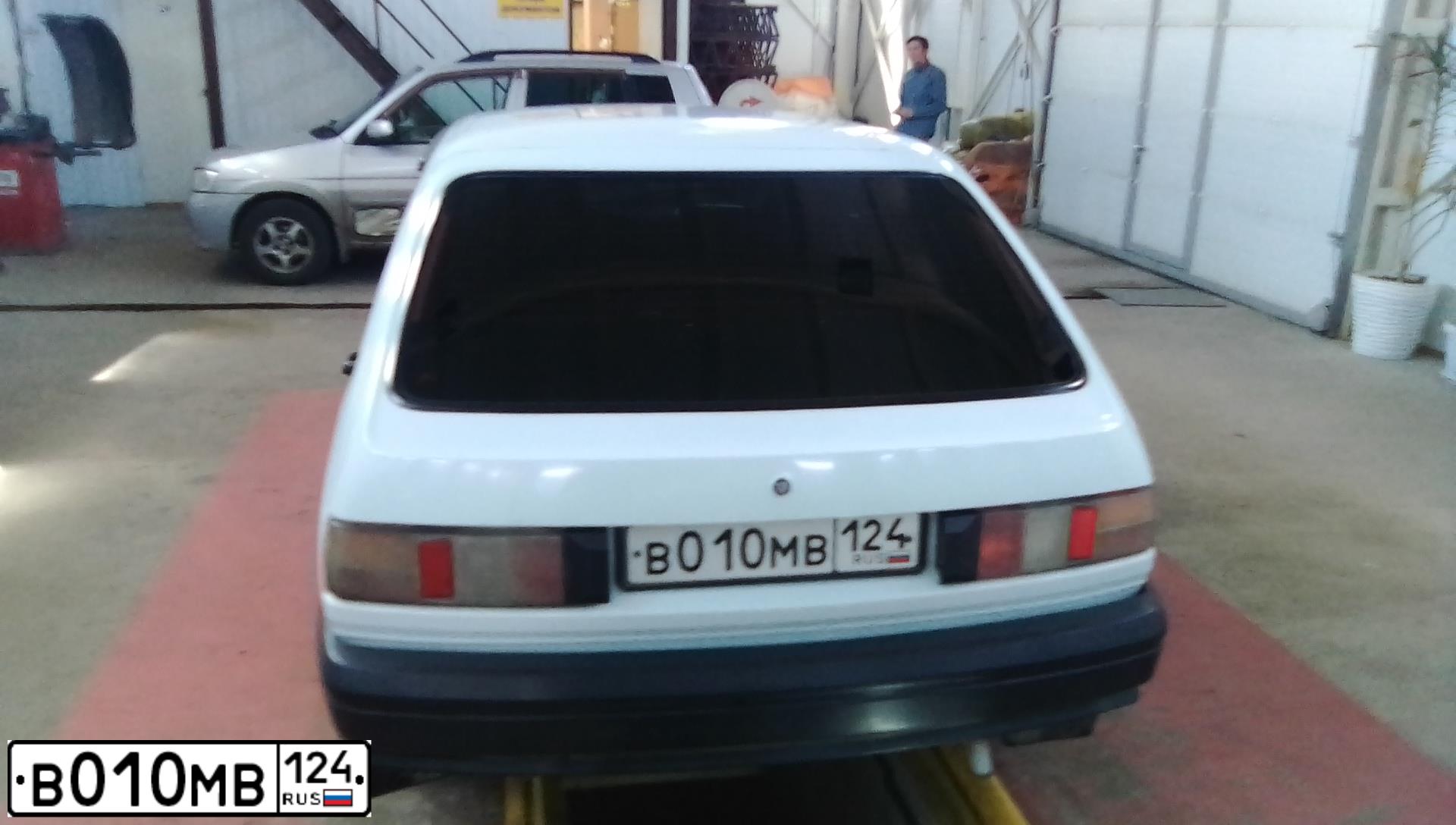 Фото автомобиля IZH 2126, 2003 — госномер В010МВ124. Цвет: БЕЛЫЙ