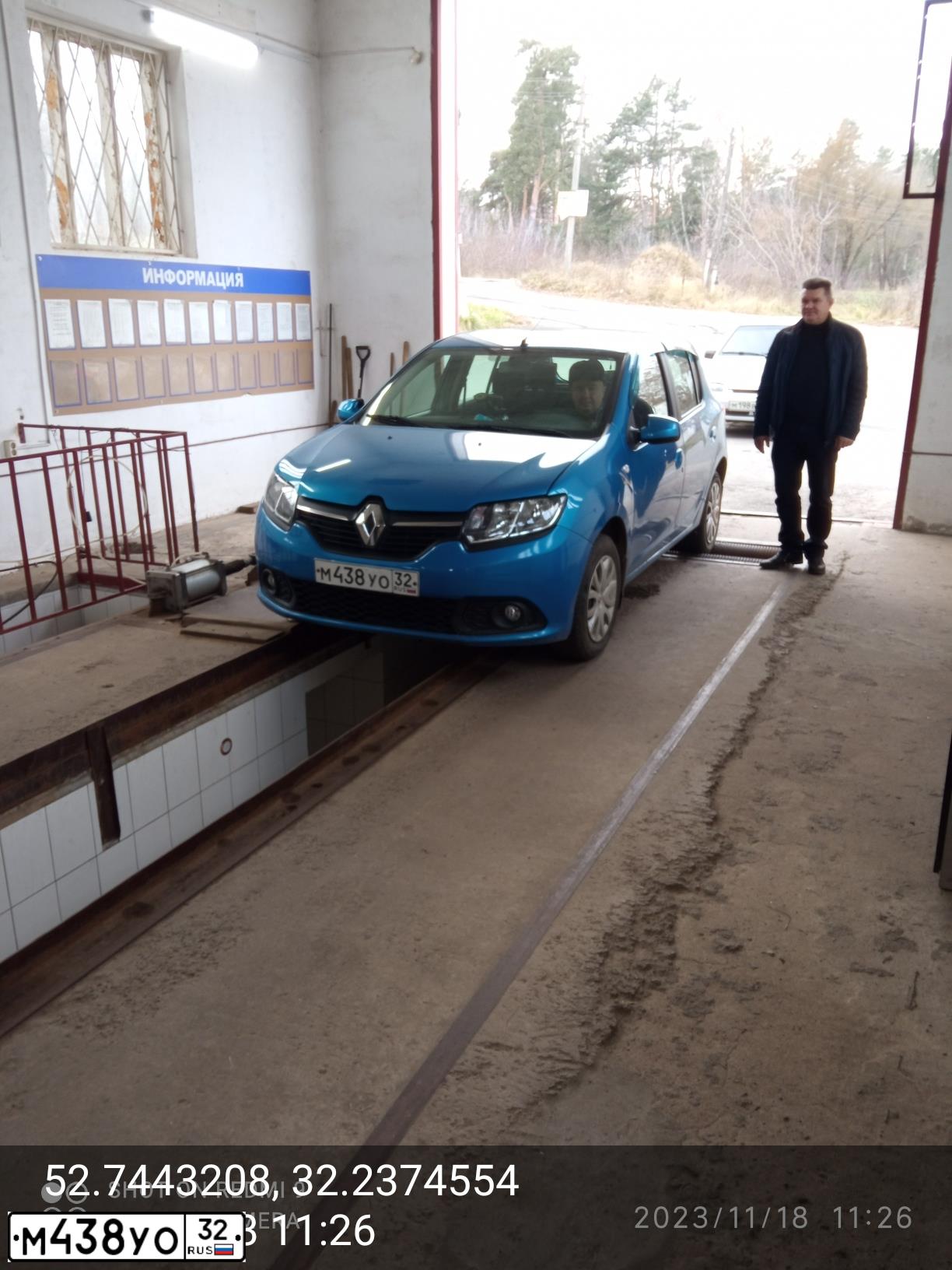 Фото автомобиля RENAULT SANDERO, 2014 — госномер М438УО32. Цвет: СВЕТЛО-СИНИЙ