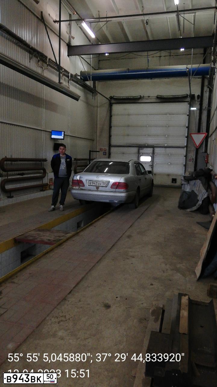 Фото автомобиля MERCEDES E-KLASSE, 1998 — госномер В943ВК50. Цвет: СЕРЫЙ