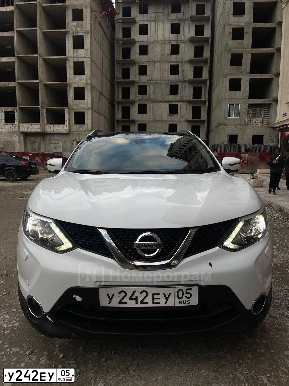 Фото автомобиля NISSAN QASHQAI, 2016 — госномер У242ЕУ05. Цвет: Белый