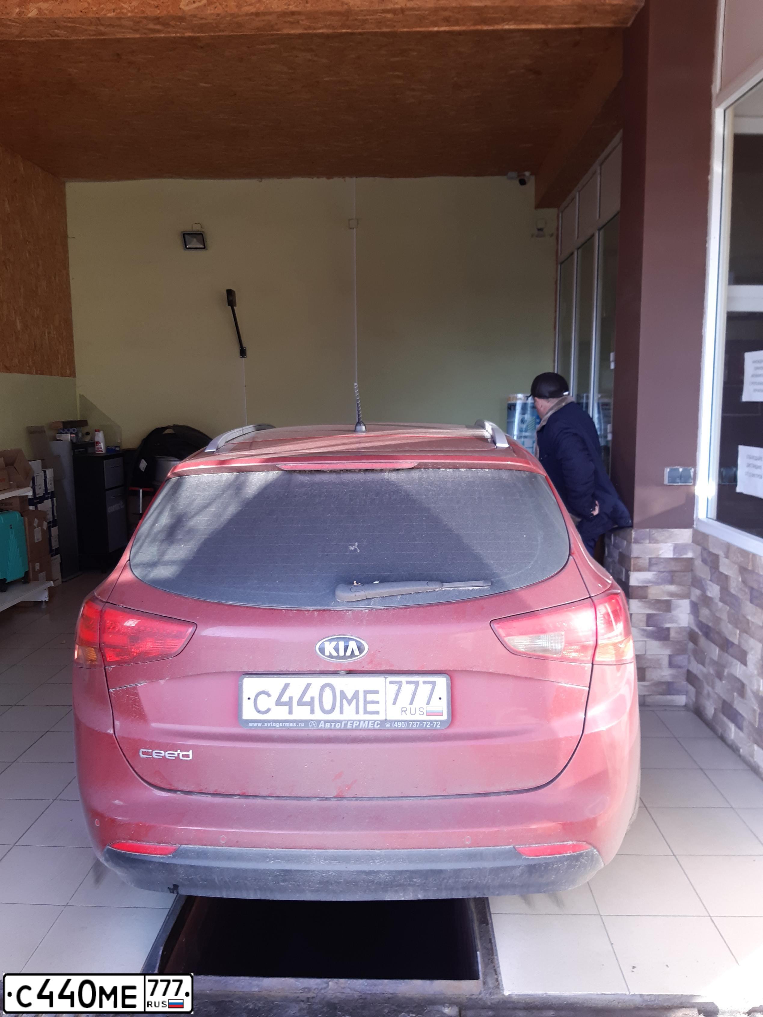 Фото автомобиля KIA CEE'D, 2014 — госномер С440МЕ777. Цвет: Красный
