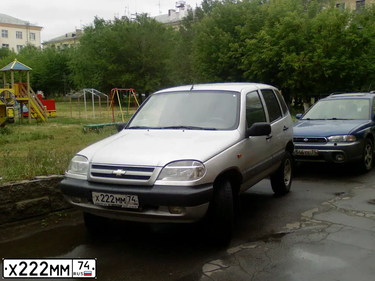 Фото автомобиля CHEVROLET NIVA, 2004 — госномер С853ВН774. Цвет: Светло-Серебристый металлик