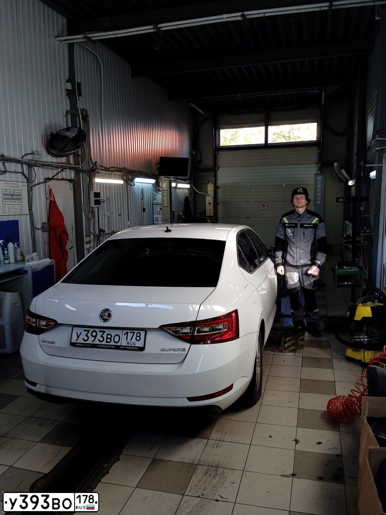 Фото автомобиля SKODA SUPERB, 2015 — госномер С520РТ198. Цвет: Белый