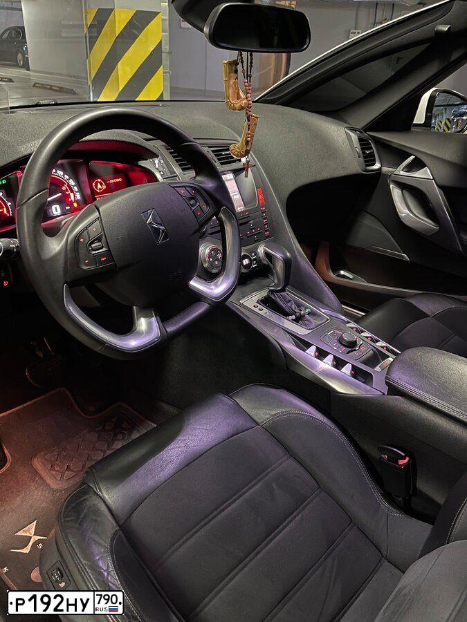 Фото автомобиля CITROEN DS5, 2014 — госномер Р192НУ790. Цвет: Белый