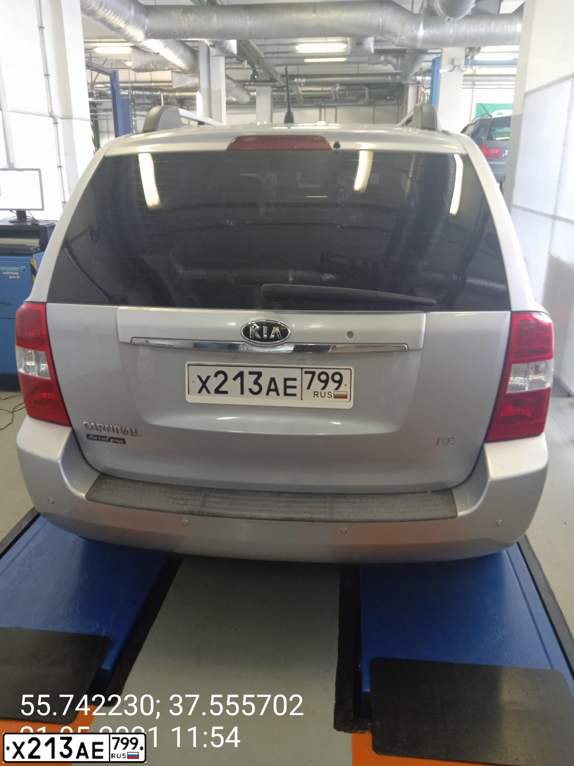 Фото автомобиля KIA CARNIVAL, 2006 — госномер Е213АЕ799. Цвет: серебристый
