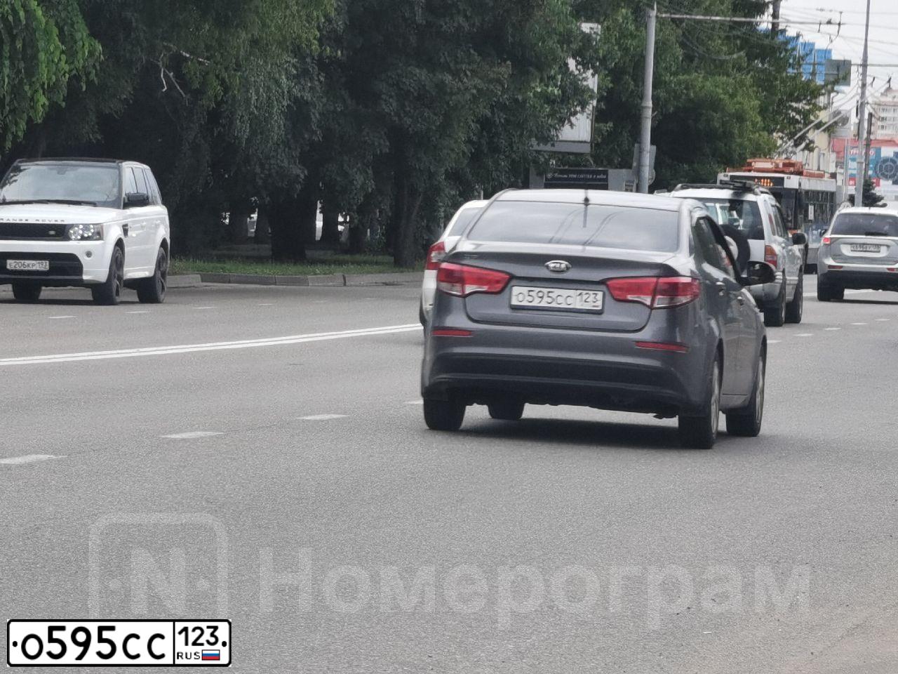 Фото автомобиля KIA RIO, 2015 — госномер О595СС123. Цвет: темно-серый