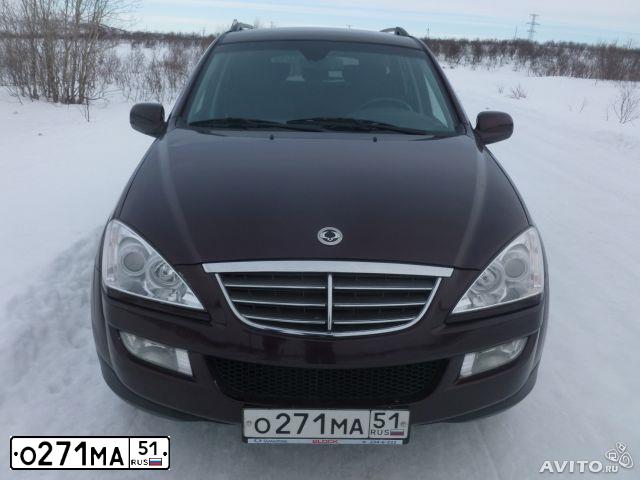 Фото автомобиля SSANGYONG KYRON, 2010 — госномер О271МА51. Цвет: БОРДОВЫЙ