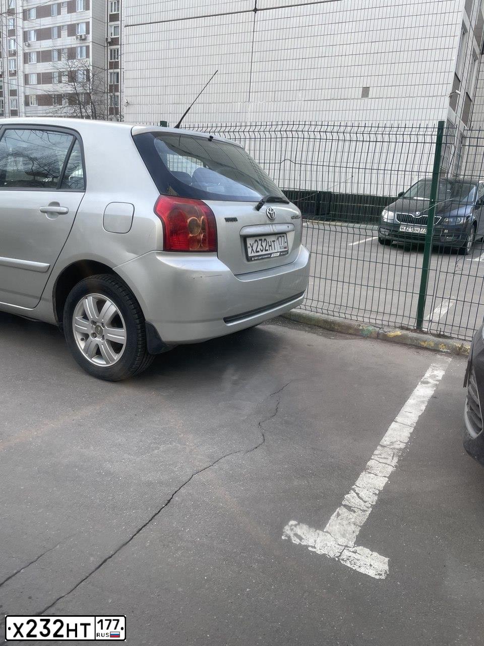 Фото автомобиля TOYOTA COROLLA, 2004 — госномер Х232НТ177. Цвет: СЕРЫЙ