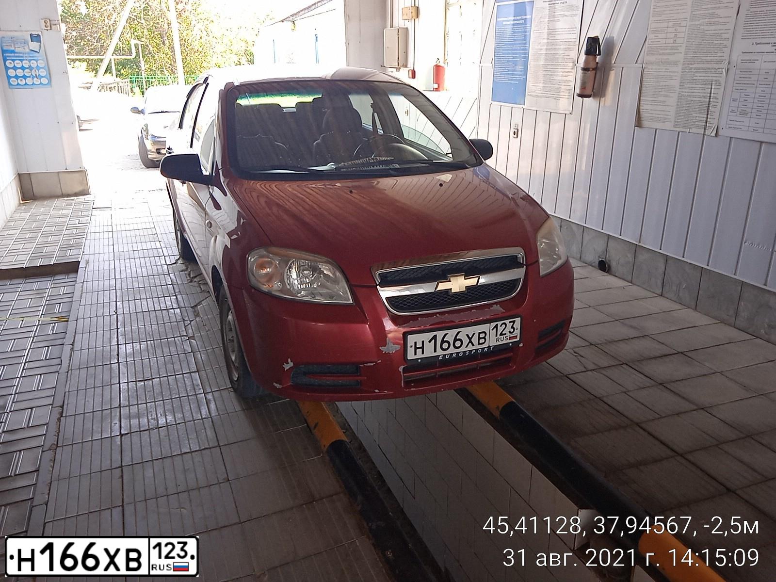 Фото автомобиля CHEVROLET AVEO, 2011 — госномер А980АК123. Цвет: Красный