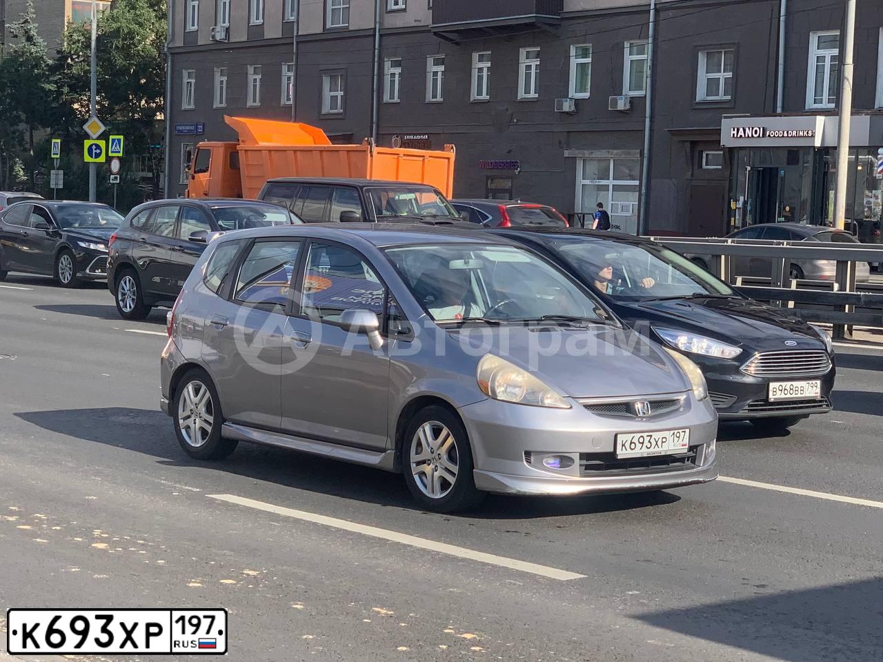 Фото автомобиля HONDA FIT, 2007 — госномер К693ХР197. Цвет: Серый