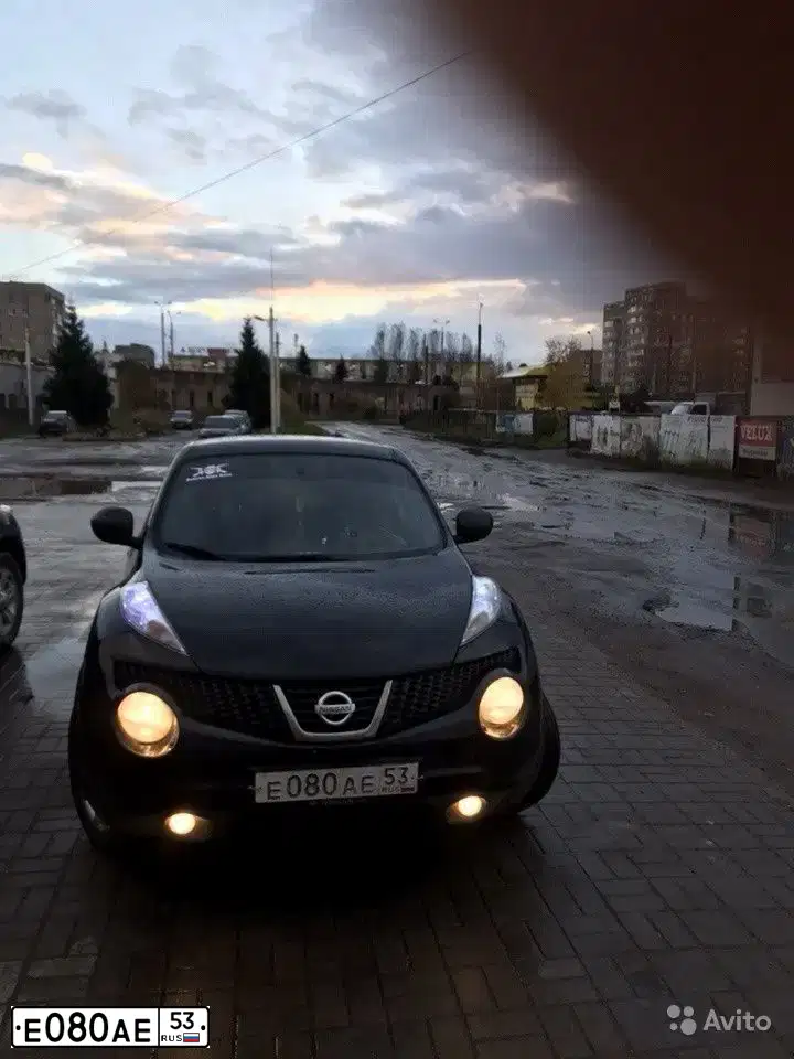 Фото автомобиля NISSAN JUKE, 2013 — госномер Е083МР53. Цвет: ЧЕРНЫЙ