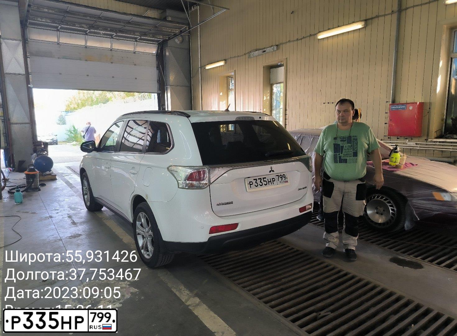 Фото автомобиля MITSUBISHI OUTLANDER, 2013 — госномер Р335НР799. Цвет: Белый
