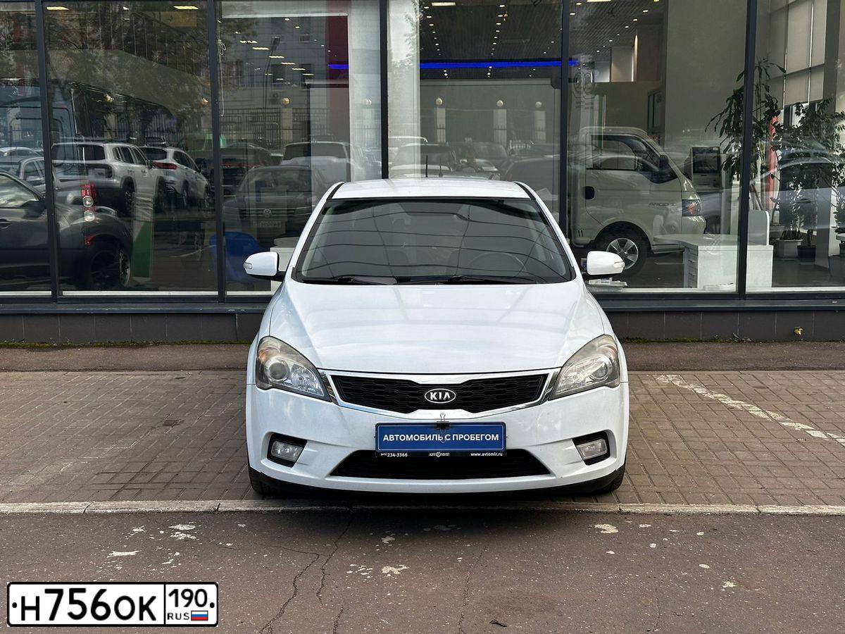 Фото автомобиля KIA CEE'D, 2011 — госномер М674УЕ13. Цвет: Белый