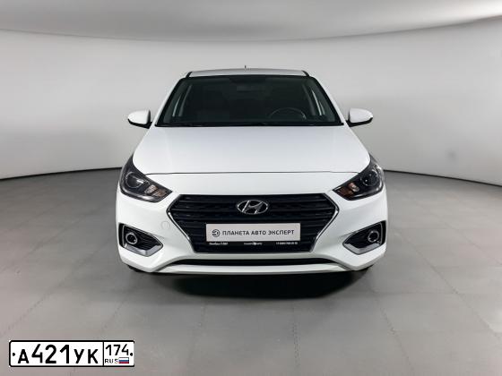 Фото автомобиля HYUNDAI SOLARIS, 2019 — госномер С174ВК774. Цвет: Белый