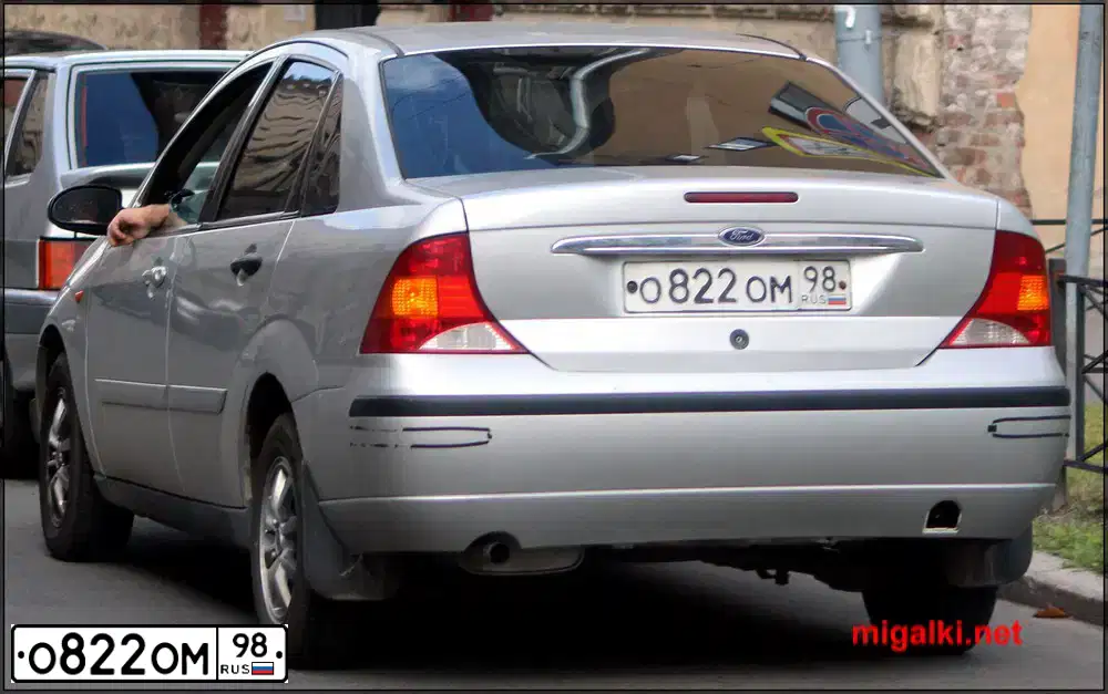 Фото автомобиля FORD FOCUS, 2005 — госномер О822ОМ98. Цвет: Серебристый