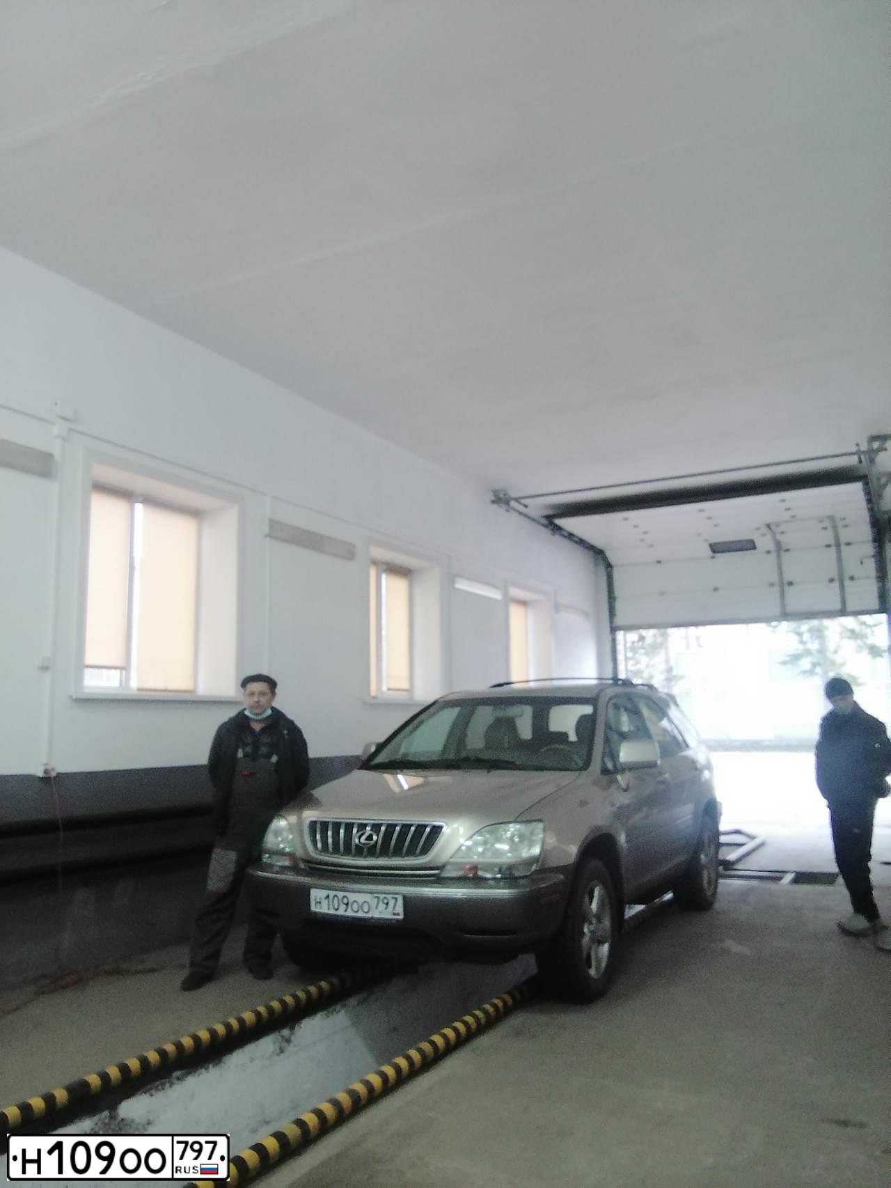 Фото автомобиля LEXUS S RX, 2001 — госномер М001ЕУ177. Цвет: ЖЕЛТЫЙ (ЗОЛОТИСТЫЙ)