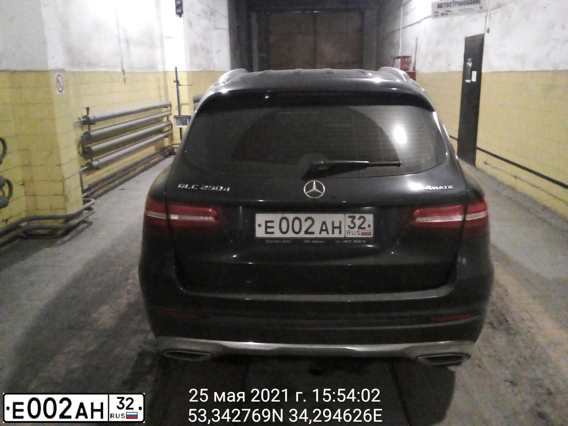 Фото автомобиля VOLKSWAGEN PASSAT, 2013 — госномер Е002АН32. Цвет: Белый