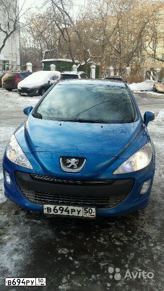 Фото автомобиля PEUGEOT 308, 2008 — госномер В694РУ50. Цвет: ЯРКО-СИНИЙ