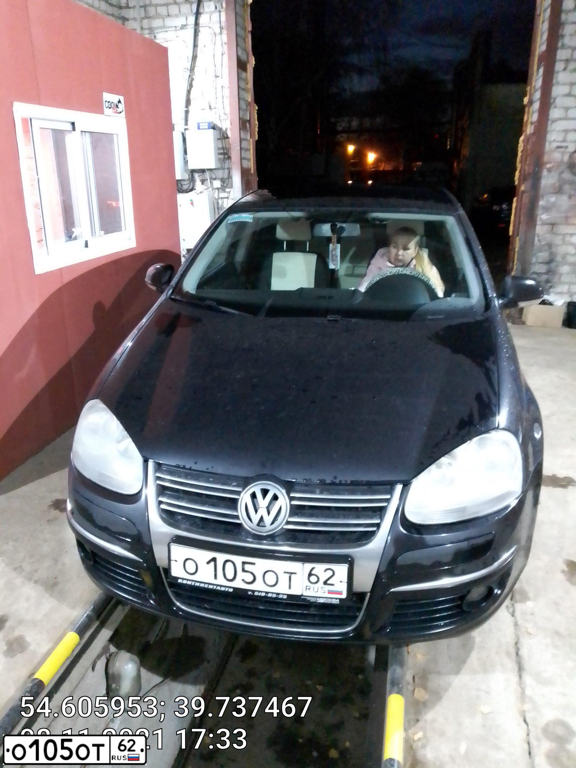 Фото автомобиля VOLKSWAGEN JETTA, 2009 — госномер О105ОТ62. Цвет: ЧЕРНЫЙ