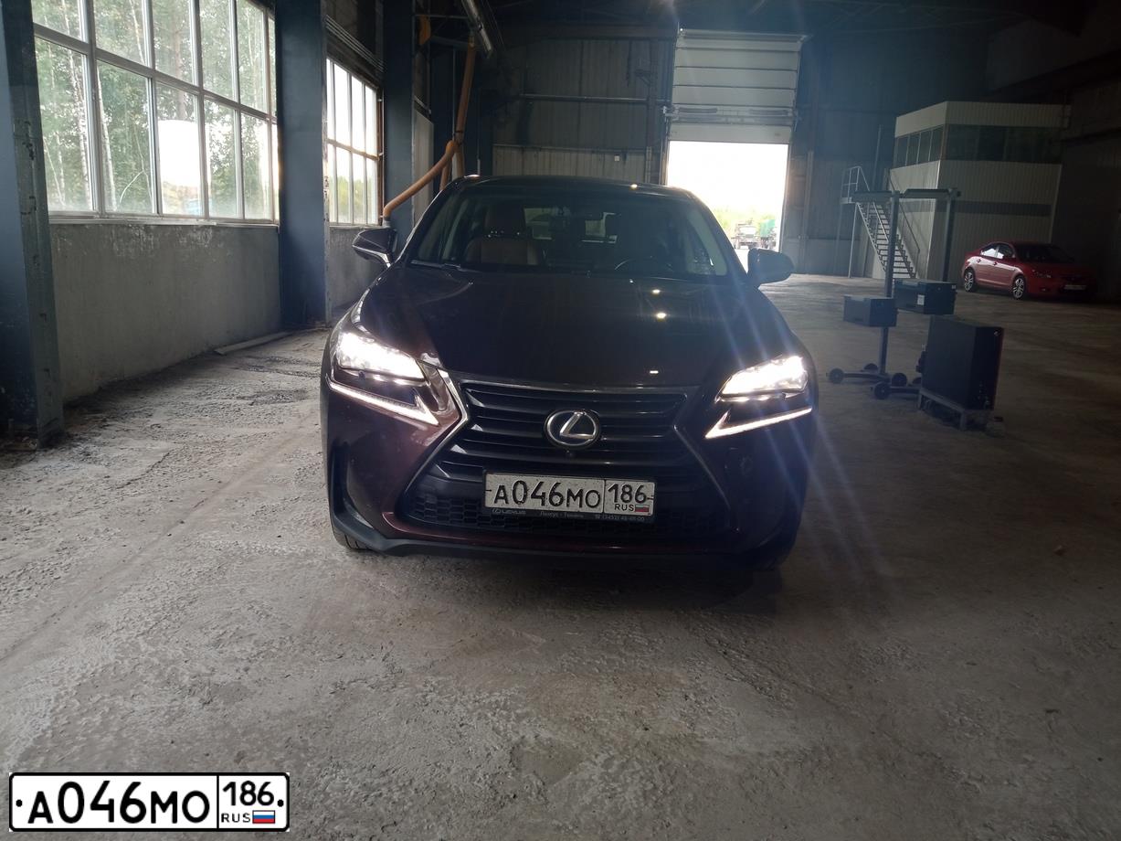 Фото автомобиля LEXUS NX, 2017 — госномер А046МО186. Цвет: Коричневый